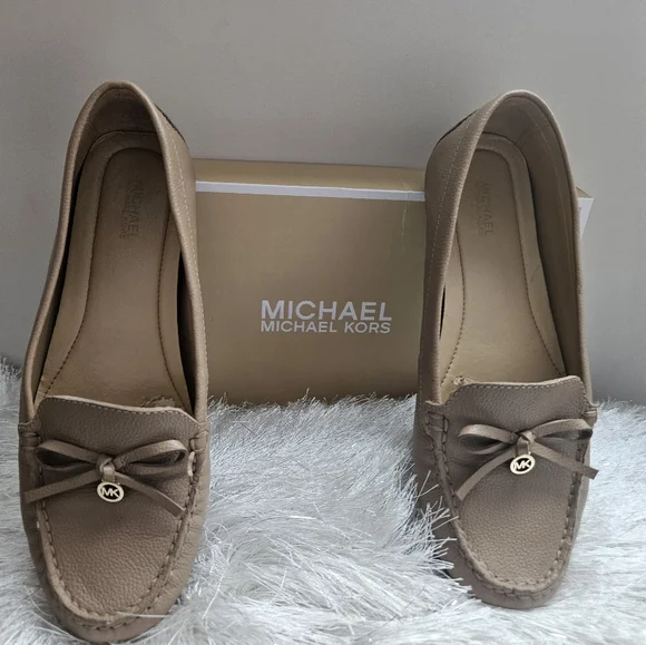 Pre loved authentic Michael Kors loafers - Picture 2 of 10